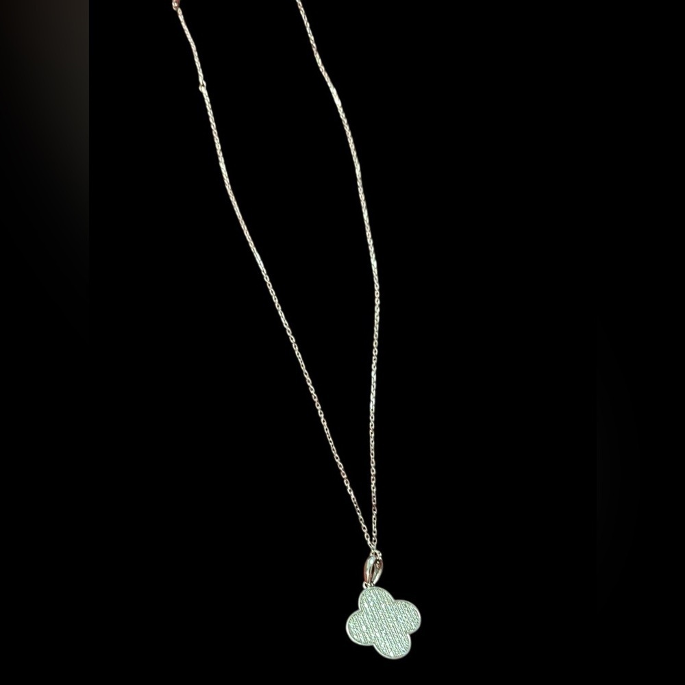 Elegant silver Clover Pendant Necklace